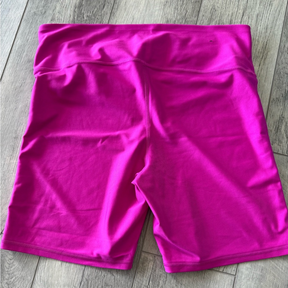 NWOT Women’s Under Armour Bike Shorts - Picture 4 of 4